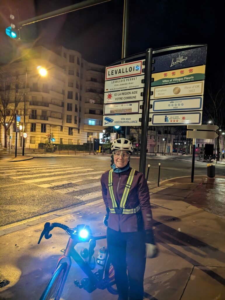 photo devant le panneau Levallois. point de départ la flèche de France Paris  LeHavre 
Flèche de france à vélo
ultracyclisme