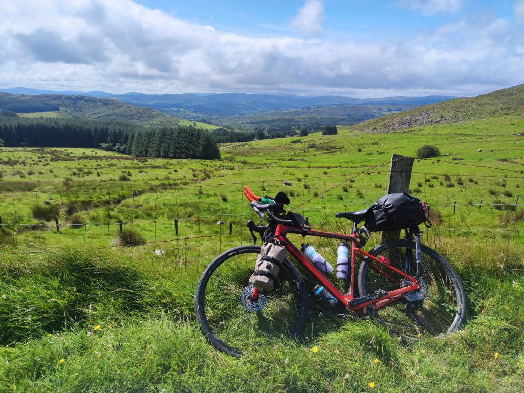 photo de mon vélo avec paysage lors de mon voyage à vélo en Irlande