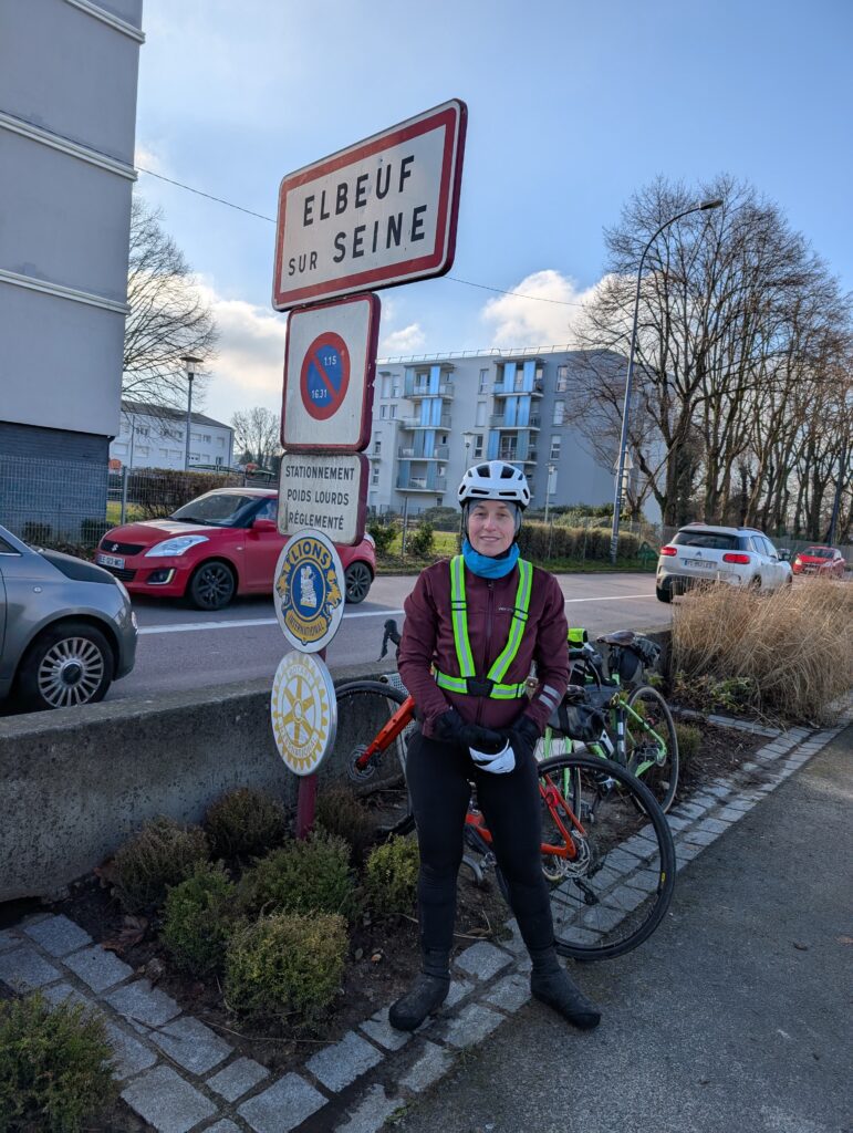 photo devant le panneau de Elbeuf pour le check point obligatoire
Flèche de france à vélo
ultracyclisme