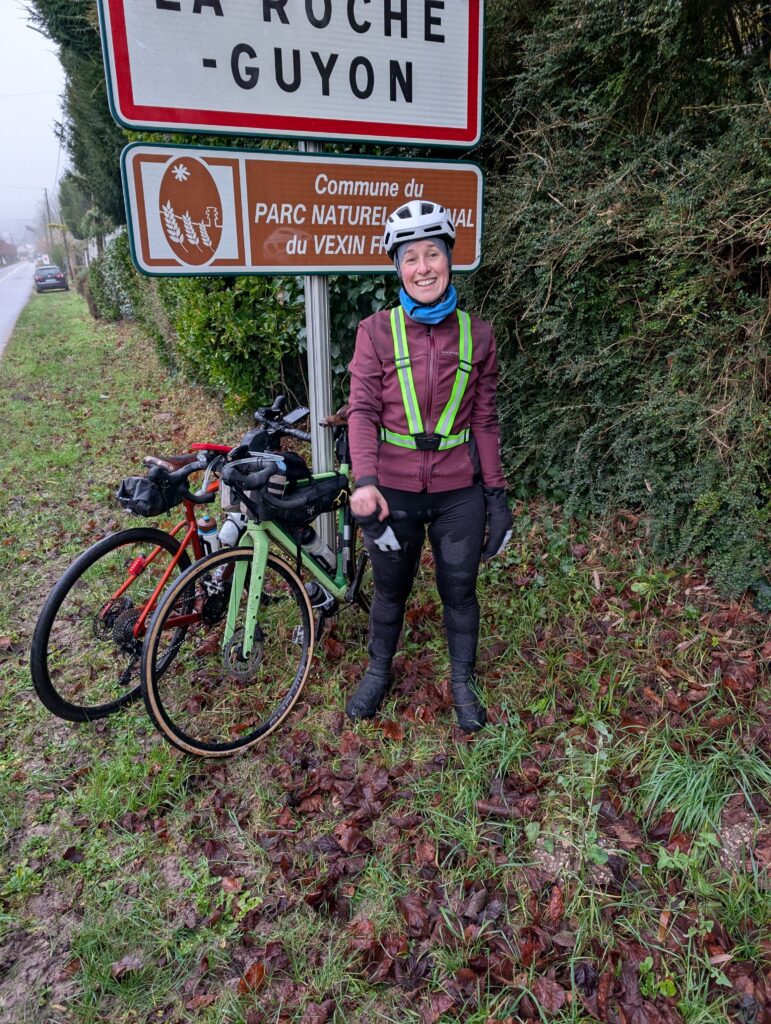 photo devant le panneau de la roche guyon pour le check point obligatoire
Flèche de france à vélo
ultracyclisme
